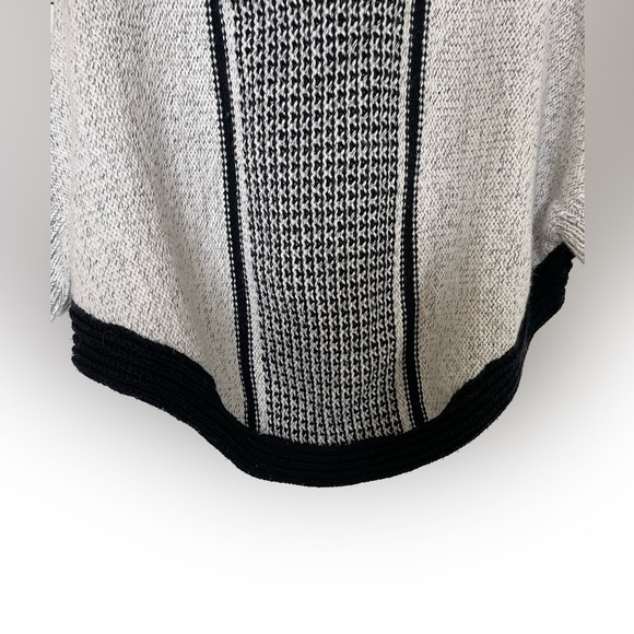 SOLD Spanish women’s chunky knit ribbed poncho cape with sleeves in gray - Picture 5 of 7